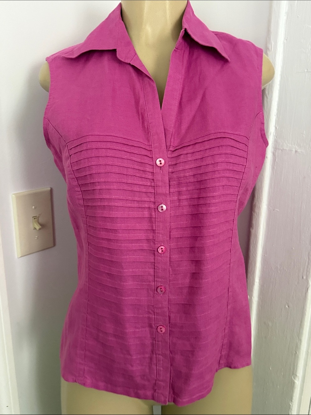 Tracy M Sleeveless Pintuck Button-Down Top in Fuchsia